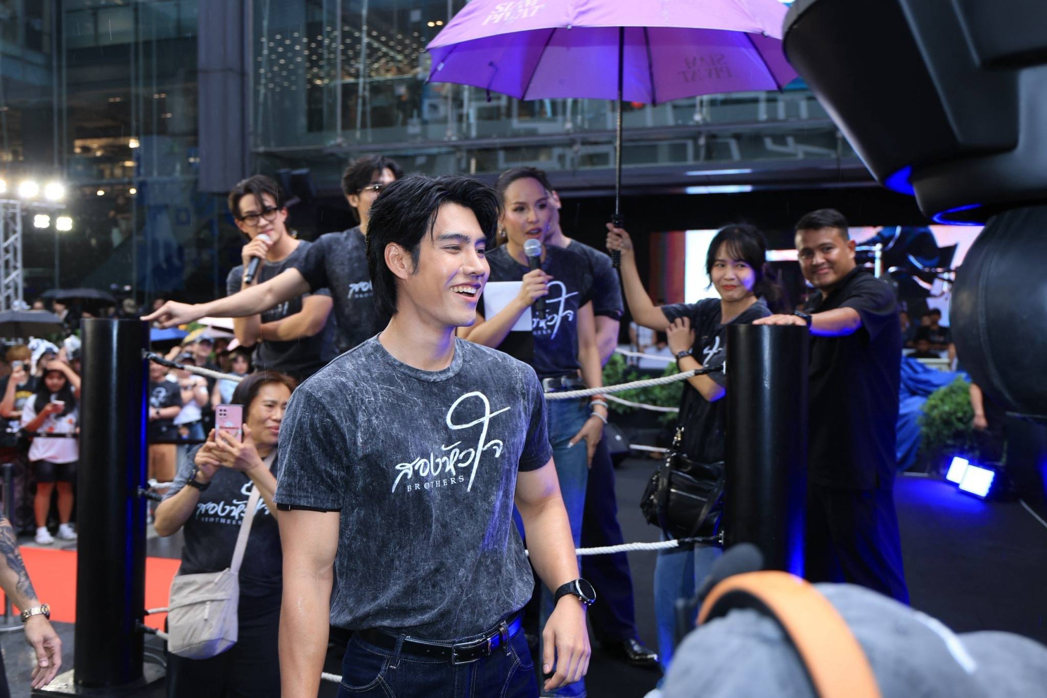 สองหัวใจ Street Fight ต่อยดีมีทอง 2 “ณเดชน์ - อแมนด้า - เจมส์ มาร์” แท็กทีมแฟนละครท้าฝนประลองหมัด! ในงาน “สองหัวใจ Street Fight ต่อยดีมีทอง”