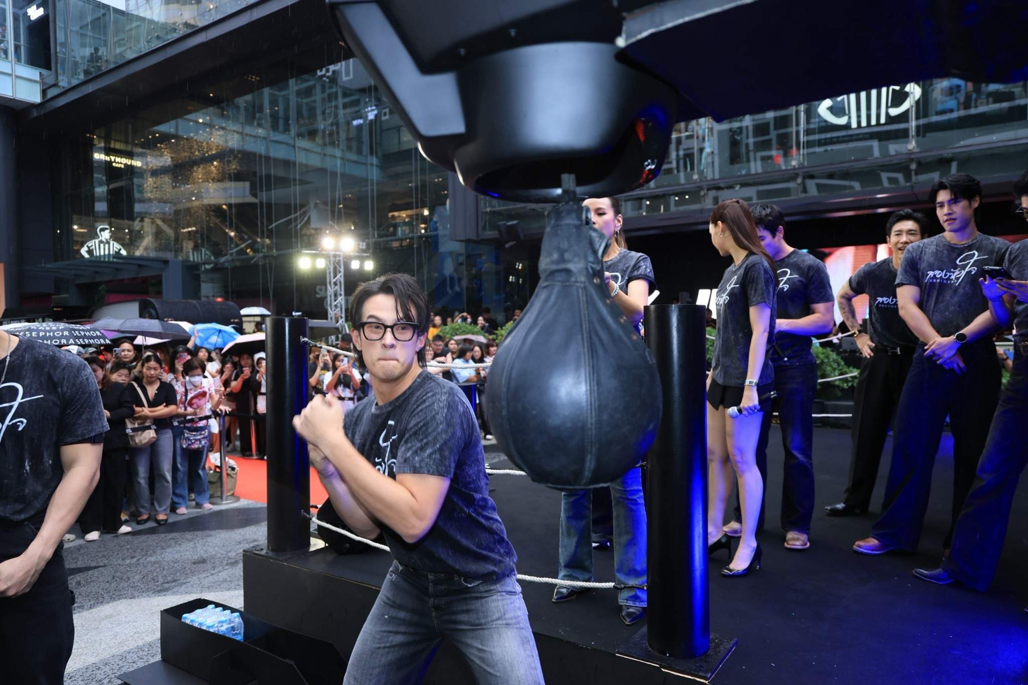 สองหัวใจ Street Fight ต่อยดีมีทอง 3 “ณเดชน์ - อแมนด้า - เจมส์ มาร์” แท็กทีมแฟนละครท้าฝนประลองหมัด! ในงาน “สองหัวใจ Street Fight ต่อยดีมีทอง”