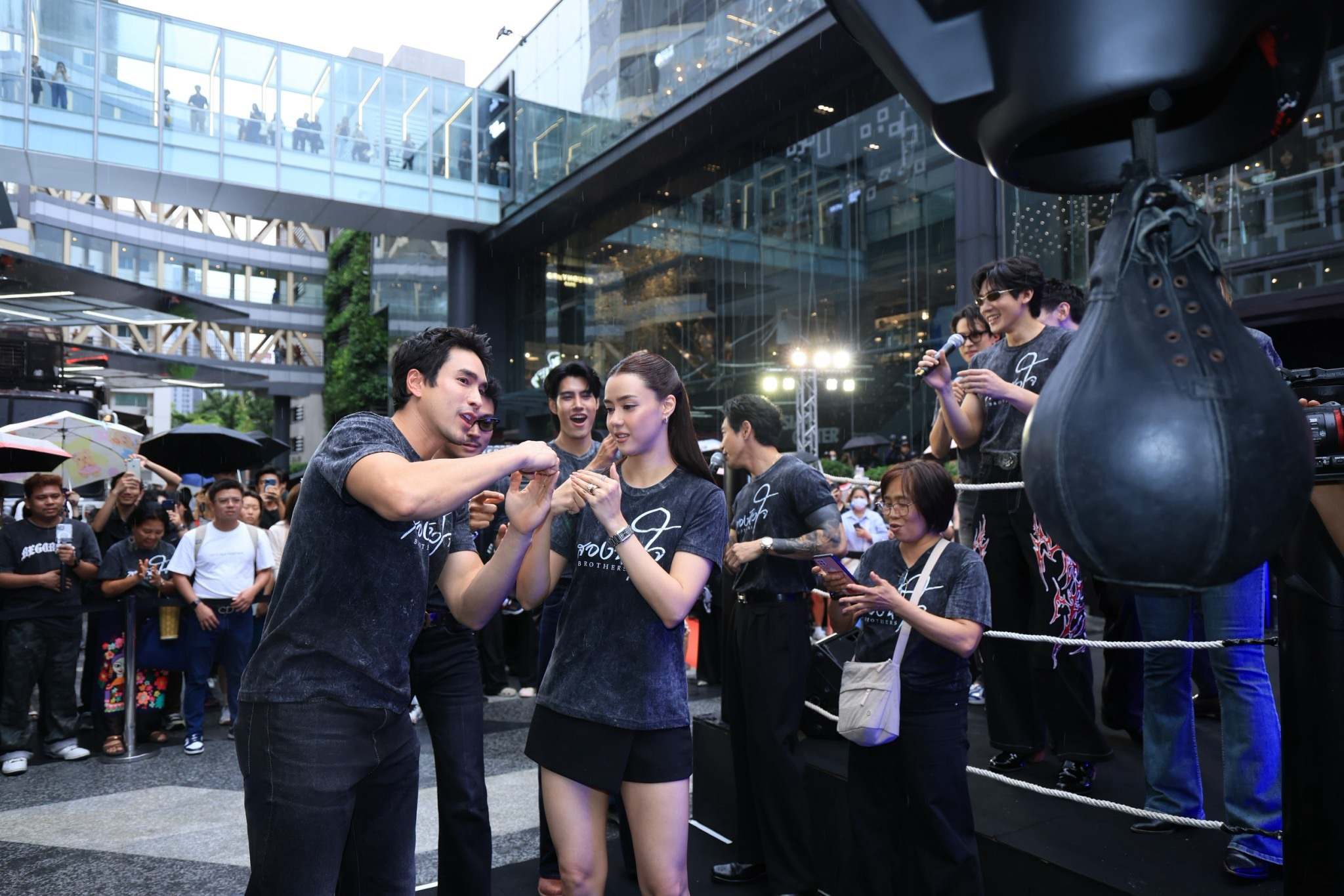 สองหัวใจ Street Fight ต่อยดีมีทอง 4 “ณเดชน์ - อแมนด้า - เจมส์ มาร์” แท็กทีมแฟนละครท้าฝนประลองหมัด! ในงาน “สองหัวใจ Street Fight ต่อยดีมีทอง”