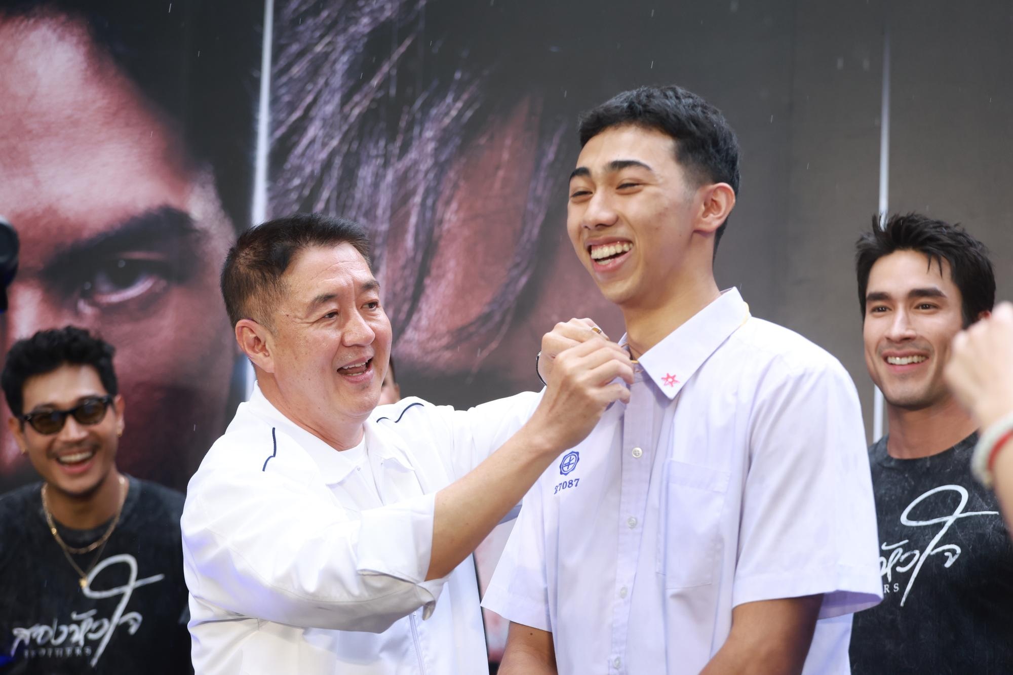 สองหัวใจ Street Fight ต่อยดีมีทอง 6 “ณเดชน์ - อแมนด้า - เจมส์ มาร์” แท็กทีมแฟนละครท้าฝนประลองหมัด! ในงาน “สองหัวใจ Street Fight ต่อยดีมีทอง”