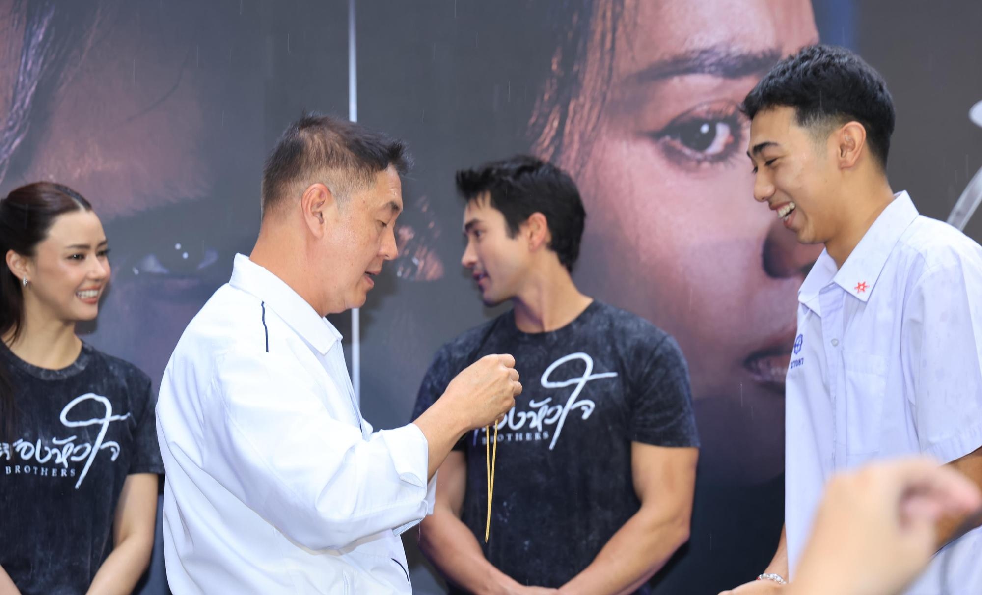 สองหัวใจ Street Fight ต่อยดีมีทอง 9 “ณเดชน์ - อแมนด้า - เจมส์ มาร์” แท็กทีมแฟนละครท้าฝนประลองหมัด! ในงาน “สองหัวใจ Street Fight ต่อยดีมีทอง”