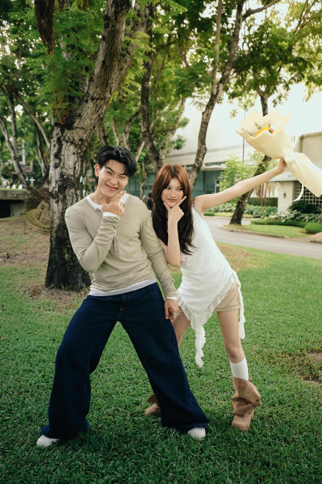 “ออฟโรด” เปิดโหมดบอกรัก ลงซิงเกิลใหม่!! “ฉันไม่รู้จักชื่อดอกไม้ (แต่จะหามาให้เธอ)” 2 ออฟโรดไม่รู้จักชื่อดอกไม้MV 3 “ออฟโรด” เปิดโหมดบอกรัก ลงซิงเกิลใหม่!! “ฉันไม่รู้จักชื่อดอกไม้ (แต่จะหามาให้เธอ)”