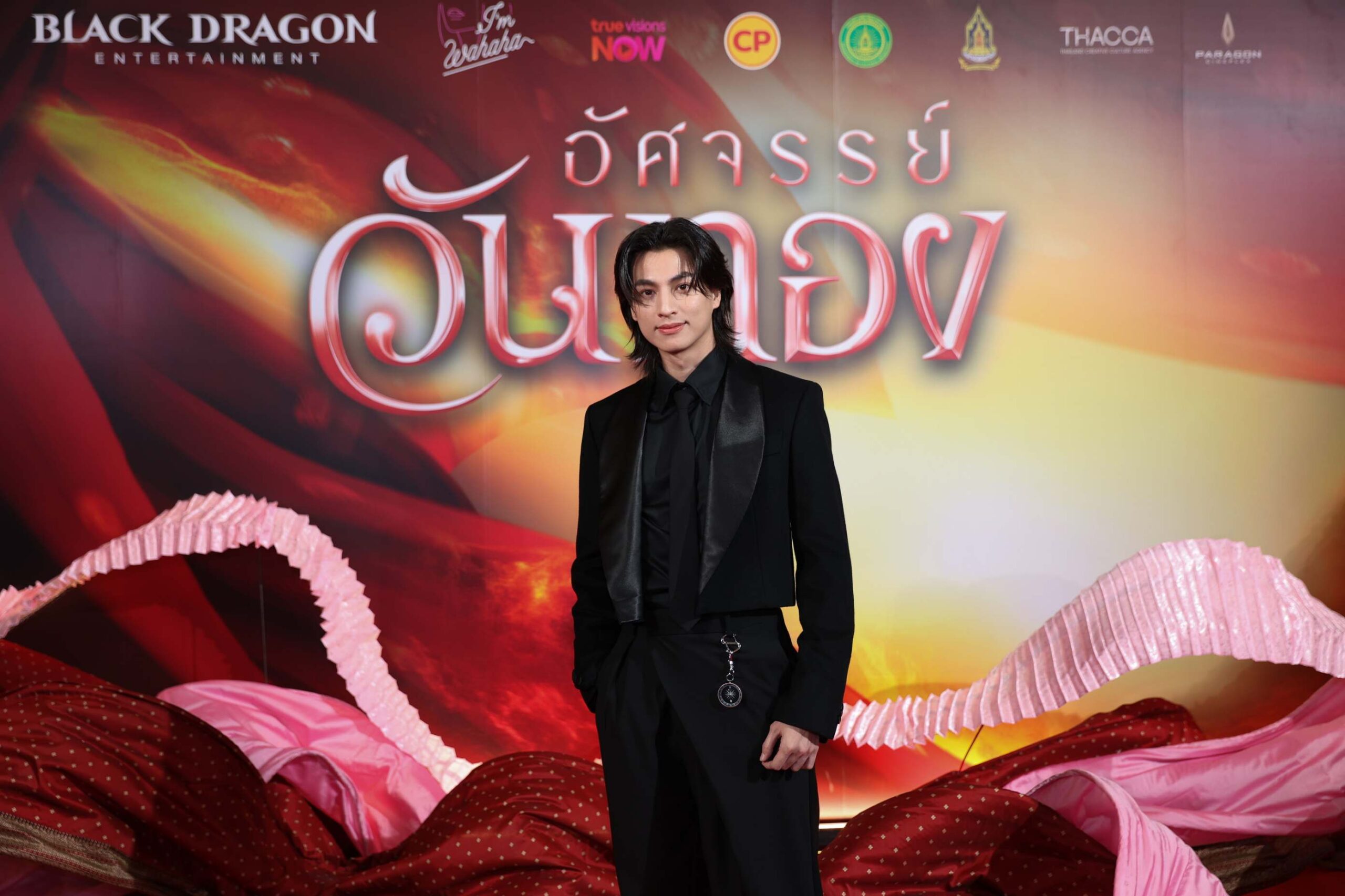 อัศจรรย์วันทอง Gala 10 scaled อิ้งค์-หมาก-กลัฟ นำขบวนกระหึ่มรอบแรกของโลก ‘อัศจรรย์วันทอง’ เปิดตัวสุดยิ่งใหญ่