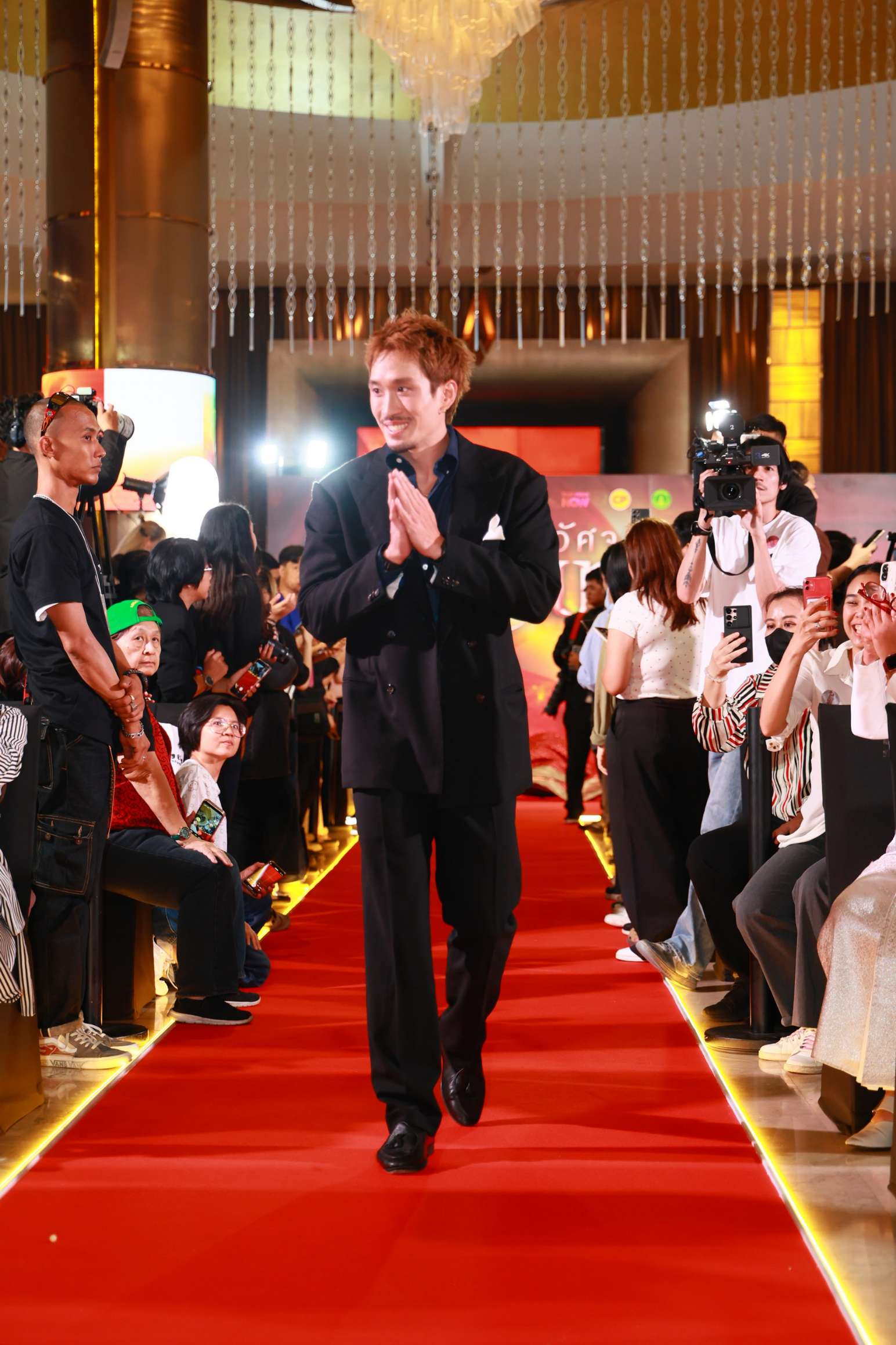 อัศจรรย์วันทอง Gala 14 อิ้งค์-หมาก-กลัฟ นำขบวนกระหึ่มรอบแรกของโลก ‘อัศจรรย์วันทอง’ เปิดตัวสุดยิ่งใหญ่
