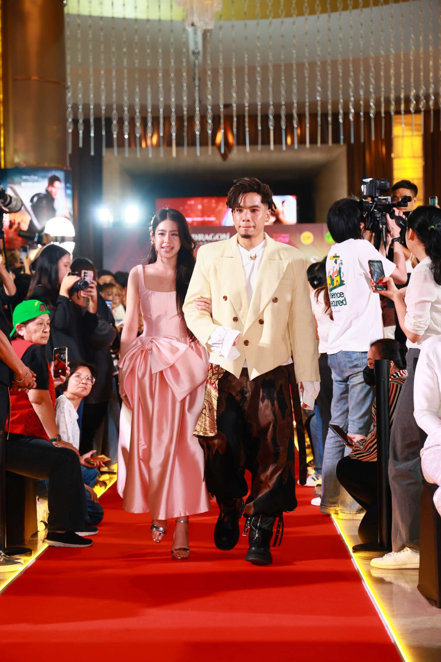 อัศจรรย์วันทอง Gala 17 อิ้งค์-หมาก-กลัฟ นำขบวนกระหึ่มรอบแรกของโลก ‘อัศจรรย์วันทอง’ เปิดตัวสุดยิ่งใหญ่