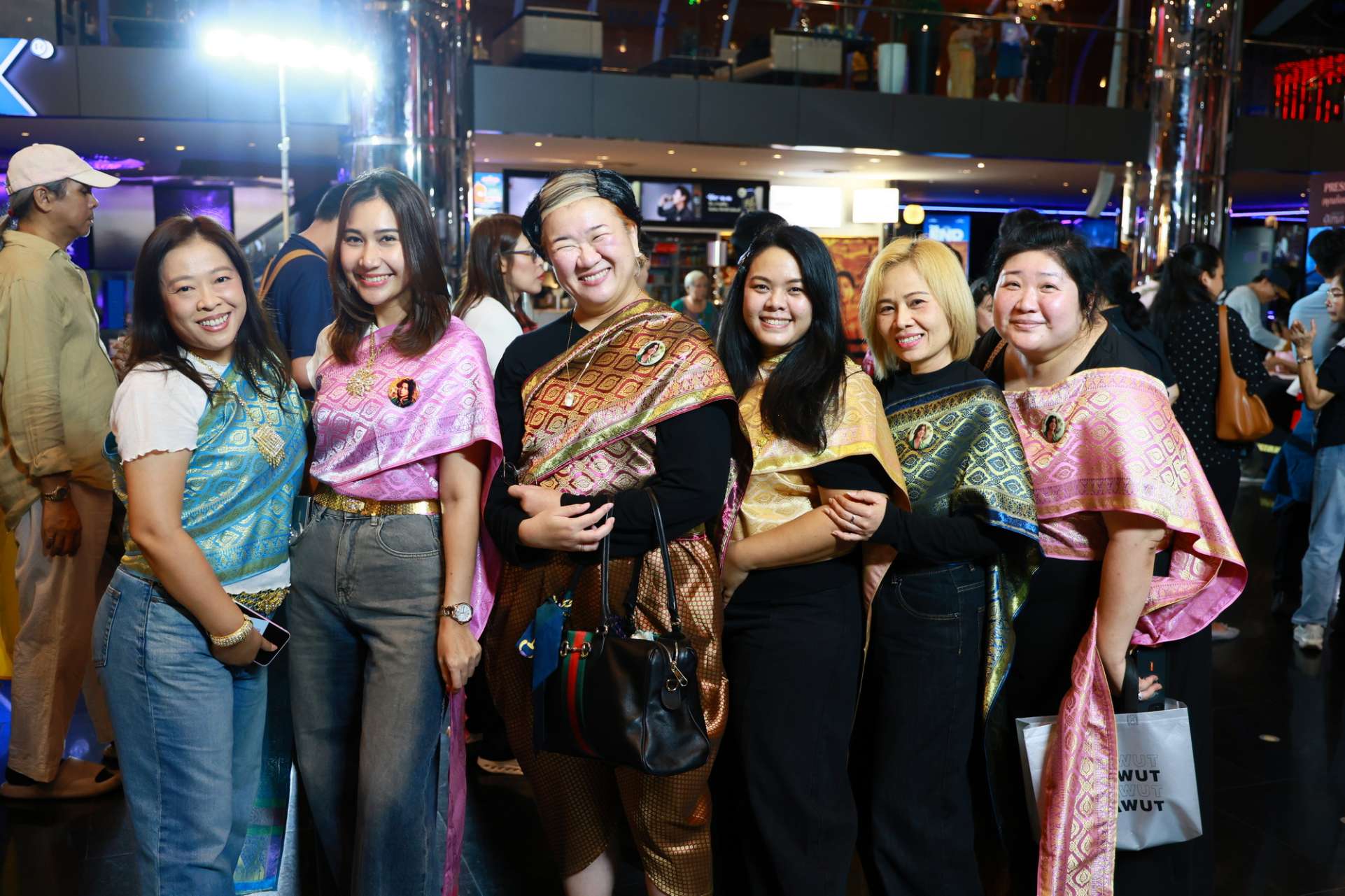 อิ้งค์-หมาก-กลัฟ นำขบวนกระหึ่มรอบแรกของโลก ‘อัศจรรย์วันทอง’ เปิดตัวสุดยิ่งใหญ่ 20 อัศจรรย์วันทอง Gala 19 อิ้งค์-หมาก-กลัฟ นำขบวนกระหึ่มรอบแรกของโลก ‘อัศจรรย์วันทอง’ เปิดตัวสุดยิ่งใหญ่