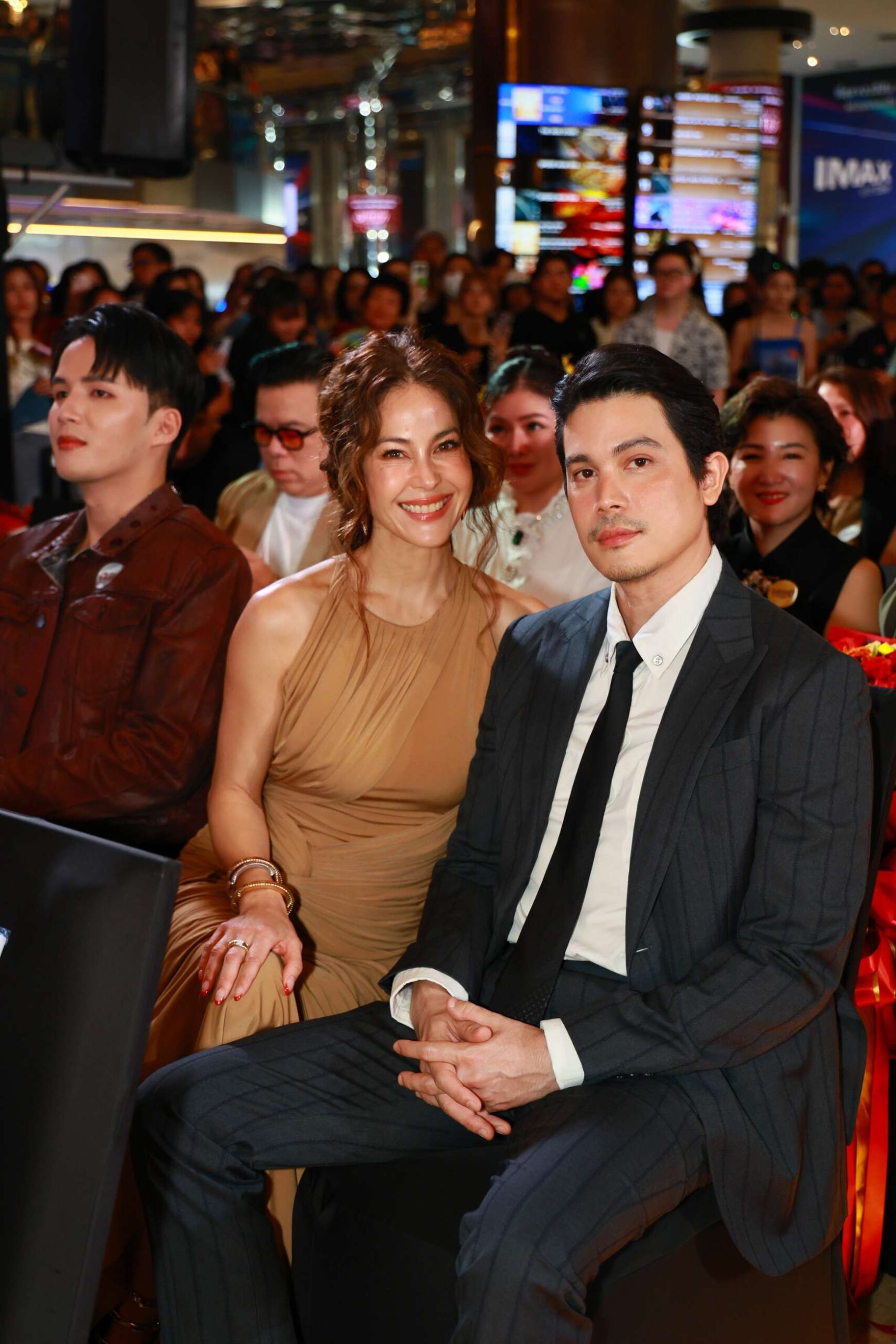 อัศจรรย์วันทอง Gala 7 scaled อิ้งค์-หมาก-กลัฟ นำขบวนกระหึ่มรอบแรกของโลก ‘อัศจรรย์วันทอง’ เปิดตัวสุดยิ่งใหญ่