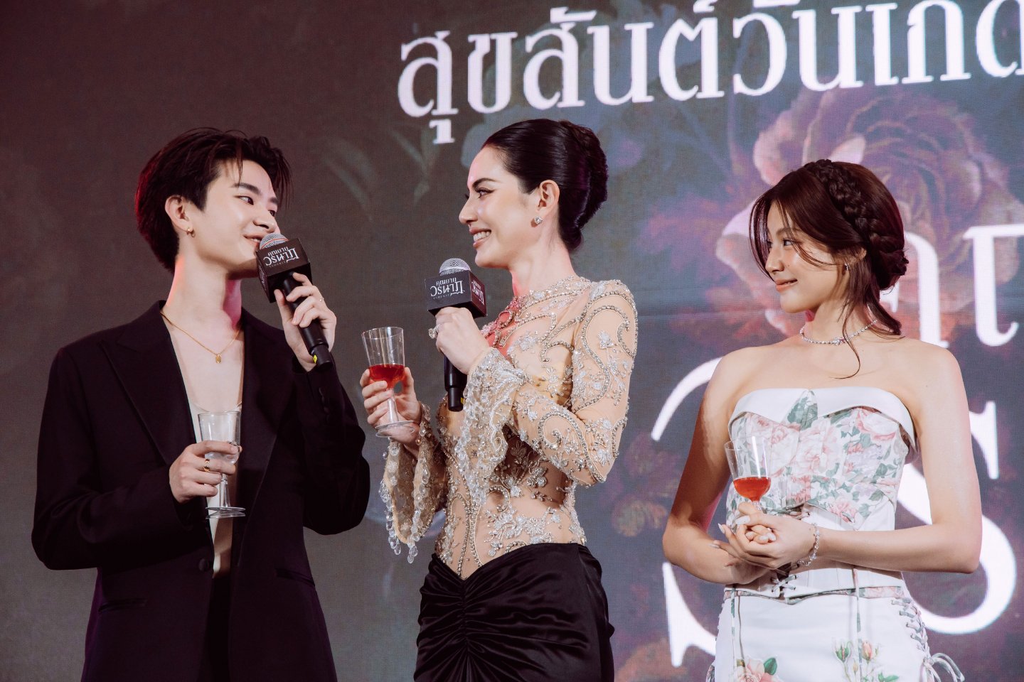 009 งานแถลงข่าวภาพยนตร์ ‘คุณยายวรนาฏ INHERIT GDH จัดใหญ่! “ใหม่ ดาวิกา” สวยสะพรึง นำทีมฉลองวันเกิด 800 ปี ‘คุณยายวรนาฏ’ (INHERIT) เตรียมคายตะขาบ 19 พ.ย.นี้
