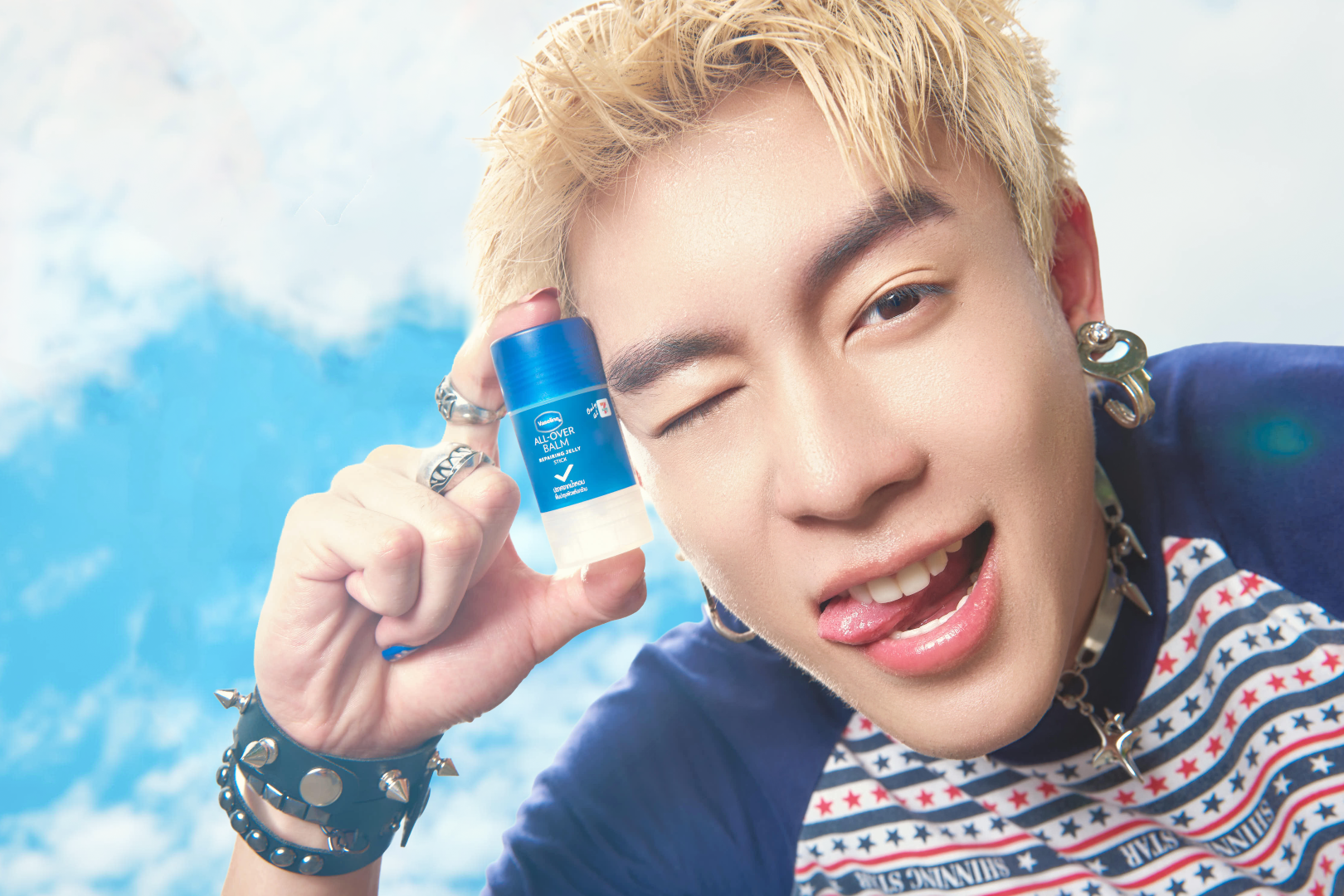 10 0 Vaseline® เปิดตัว “วาสลีนสติ๊ก” Beauty Essential ชิ้นใหม่ พร้อมชวน GELBOYS มา “Twist. Swipe. Go.” หมุน ปาด ให้ผิวพร้อมไปต่อ