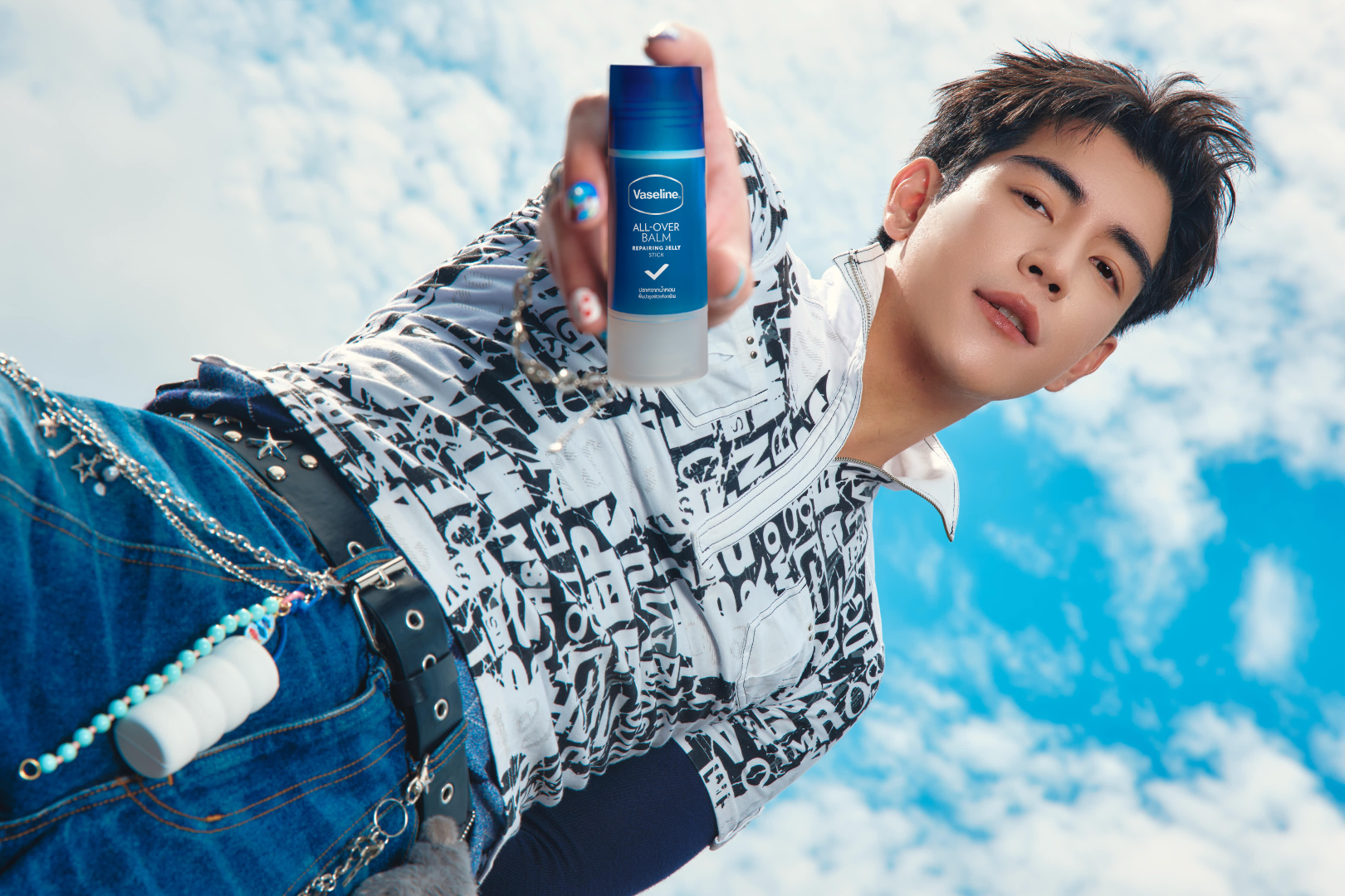 3 0 Vaseline® เปิดตัว “วาสลีนสติ๊ก” Beauty Essential ชิ้นใหม่ พร้อมชวน GELBOYS มา “Twist. Swipe. Go.” หมุน ปาด ให้ผิวพร้อมไปต่อ