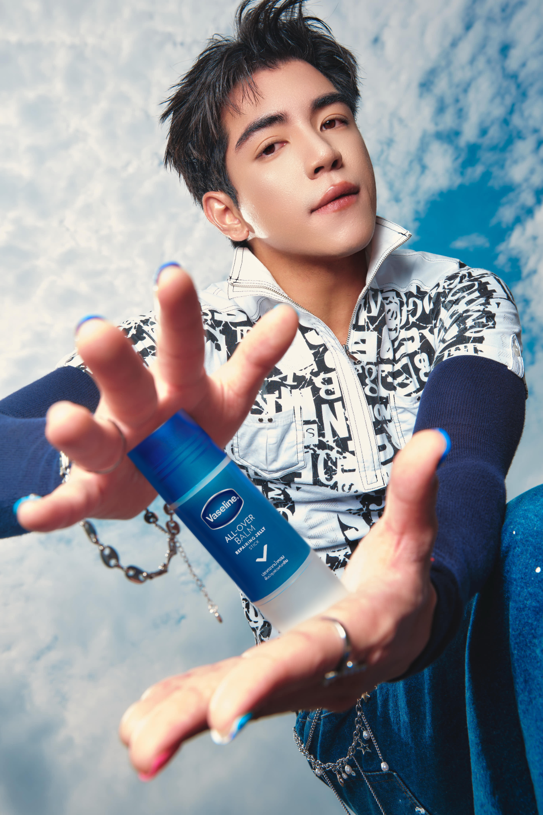 7 0 Vaseline® เปิดตัว “วาสลีนสติ๊ก” Beauty Essential ชิ้นใหม่ พร้อมชวน GELBOYS มา “Twist. Swipe. Go.” หมุน ปาด ให้ผิวพร้อมไปต่อ