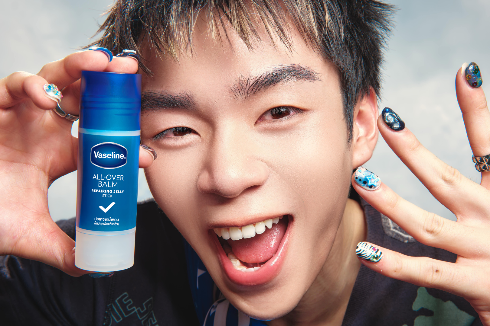 8 0 Vaseline® เปิดตัว “วาสลีนสติ๊ก” Beauty Essential ชิ้นใหม่ พร้อมชวน GELBOYS มา “Twist. Swipe. Go.” หมุน ปาด ให้ผิวพร้อมไปต่อ