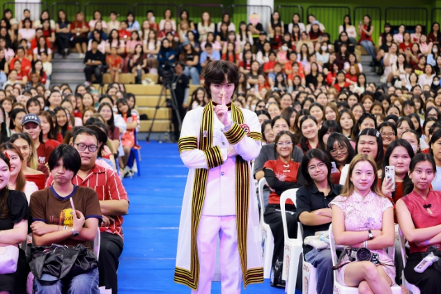 IMG 4225 ภาคภูมิใจ “ก้อง ก้องภพ” บัณฑิตวิศวะจุฬาฯ โทมัส พร้อมแฟนคลับกว่า 1,500 คน ร่วมยินดี