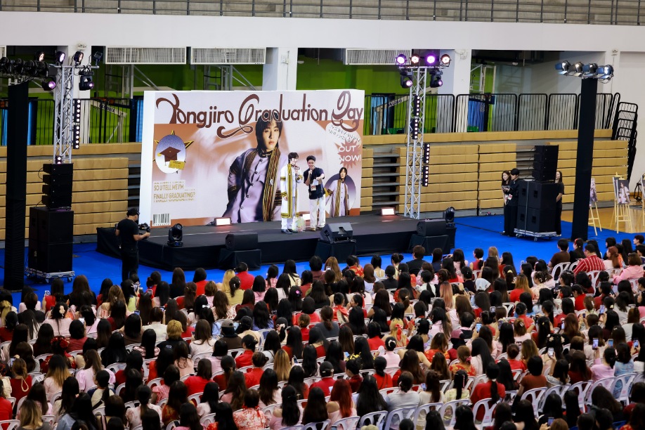 IMG 4237 ภาคภูมิใจ “ก้อง ก้องภพ” บัณฑิตวิศวะจุฬาฯ โทมัส พร้อมแฟนคลับกว่า 1,500 คน ร่วมยินดี