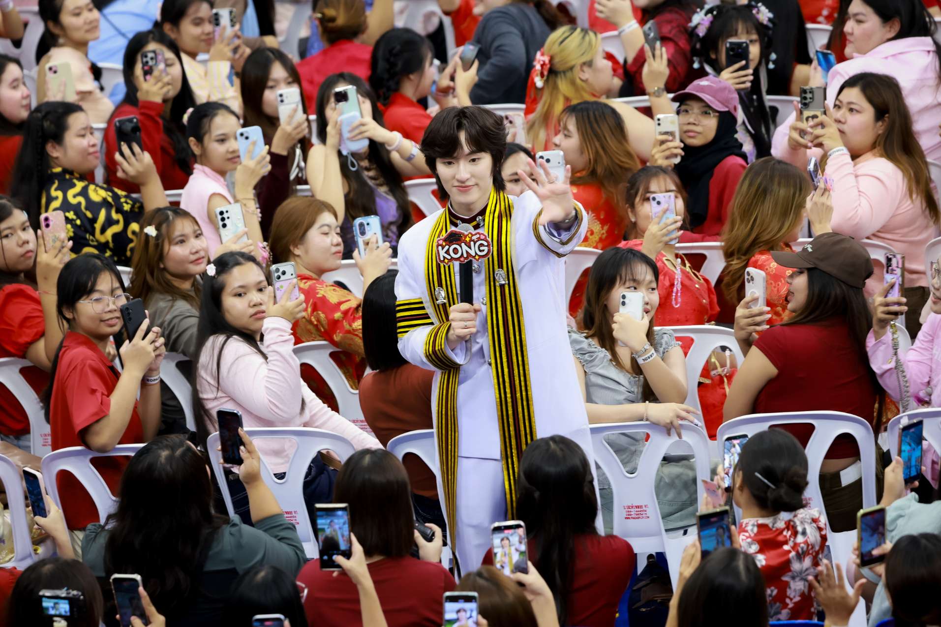IMG 8955 ภาคภูมิใจ “ก้อง ก้องภพ” บัณฑิตวิศวะจุฬาฯ โทมัส พร้อมแฟนคลับกว่า 1,500 คน ร่วมยินดี