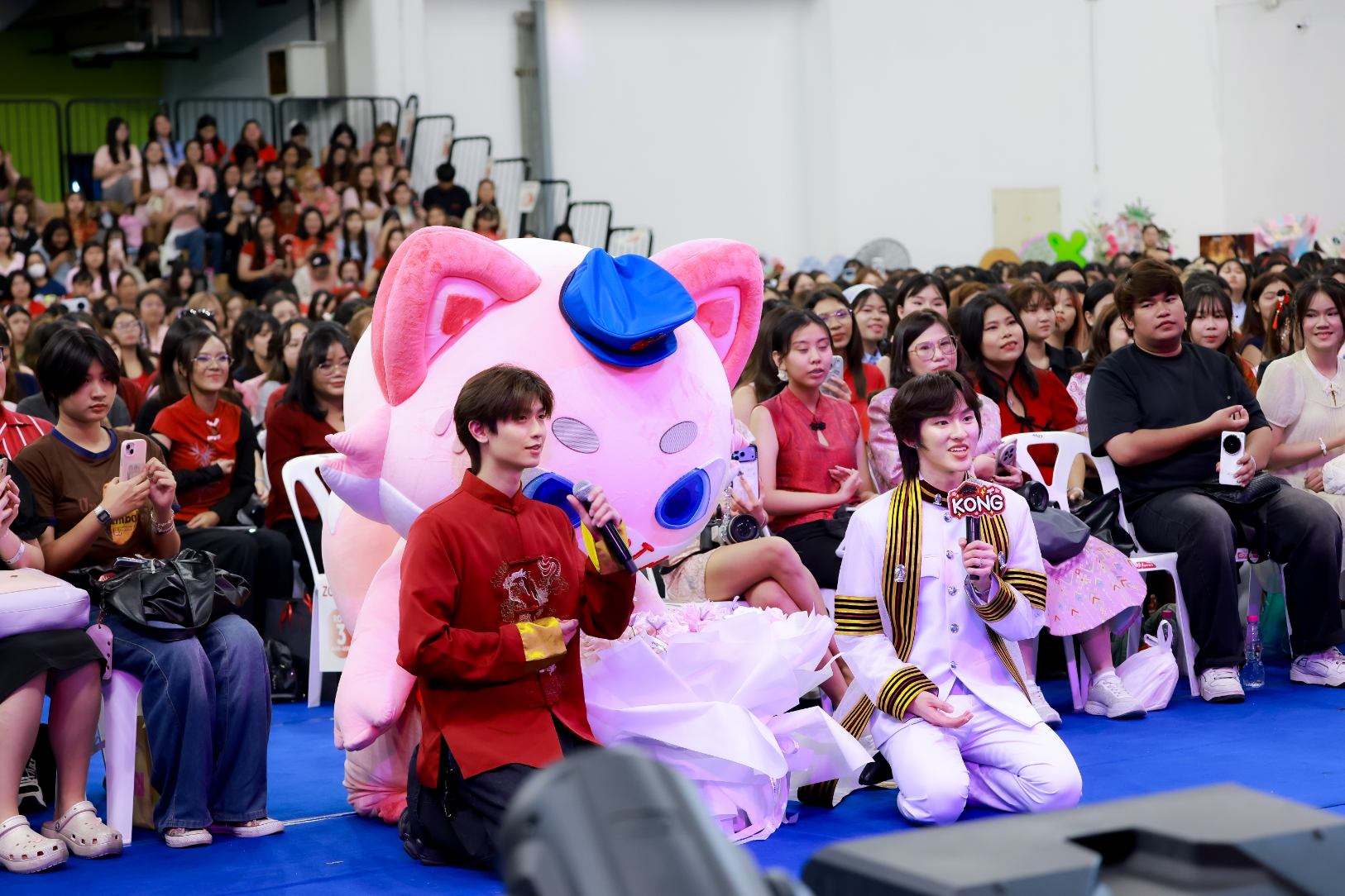 IMG 8959 ภาคภูมิใจ “ก้อง ก้องภพ” บัณฑิตวิศวะจุฬาฯ โทมัส พร้อมแฟนคลับกว่า 1,500 คน ร่วมยินดี
