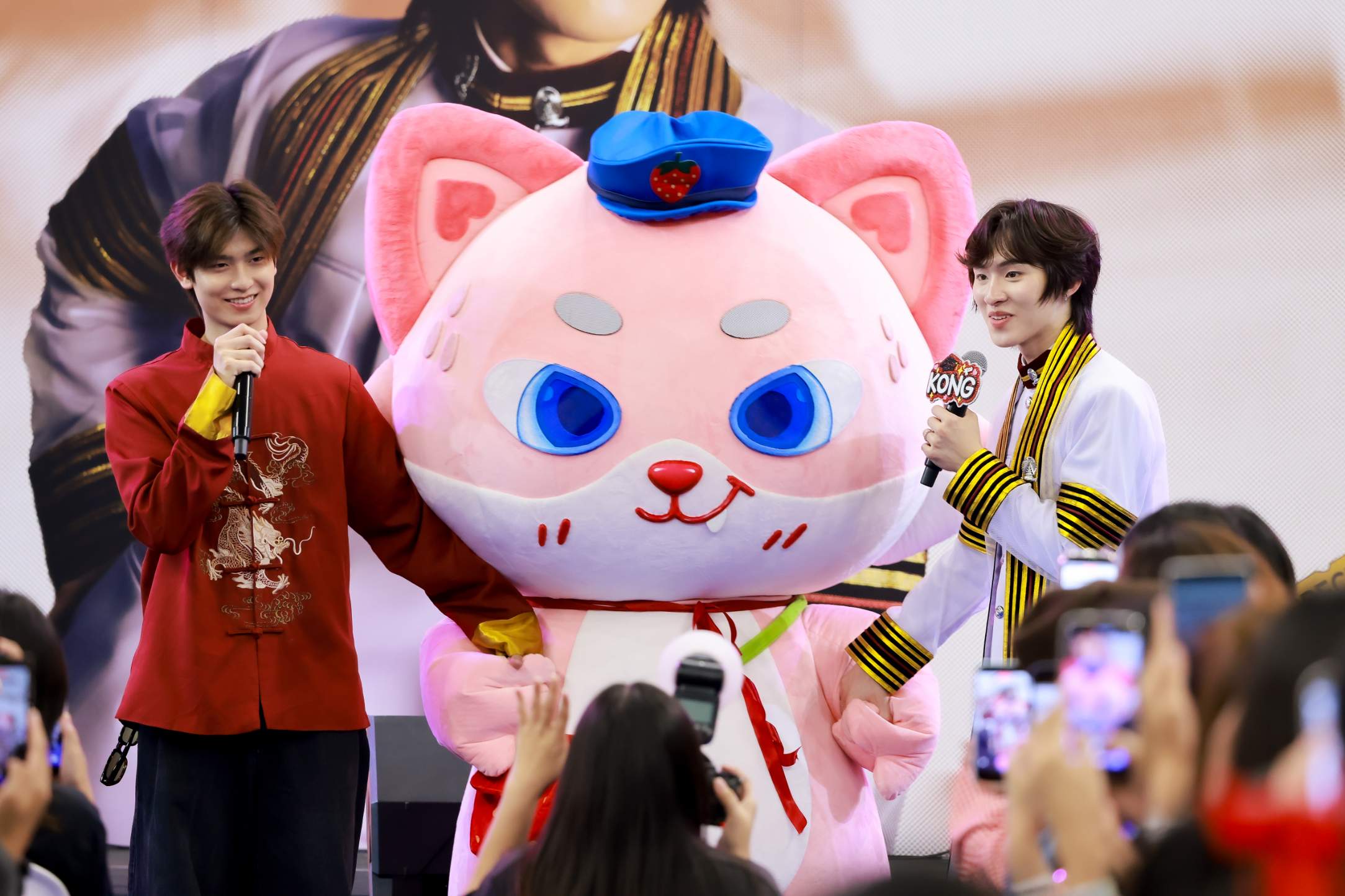 IMG 8962 ภาคภูมิใจ “ก้อง ก้องภพ” บัณฑิตวิศวะจุฬาฯ โทมัส พร้อมแฟนคลับกว่า 1,500 คน ร่วมยินดี