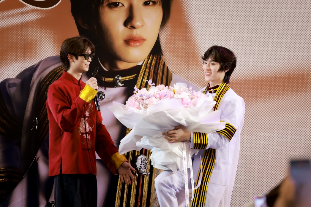 IMG 8964 ภาคภูมิใจ “ก้อง ก้องภพ” บัณฑิตวิศวะจุฬาฯ โทมัส พร้อมแฟนคลับกว่า 1,500 คน ร่วมยินดี