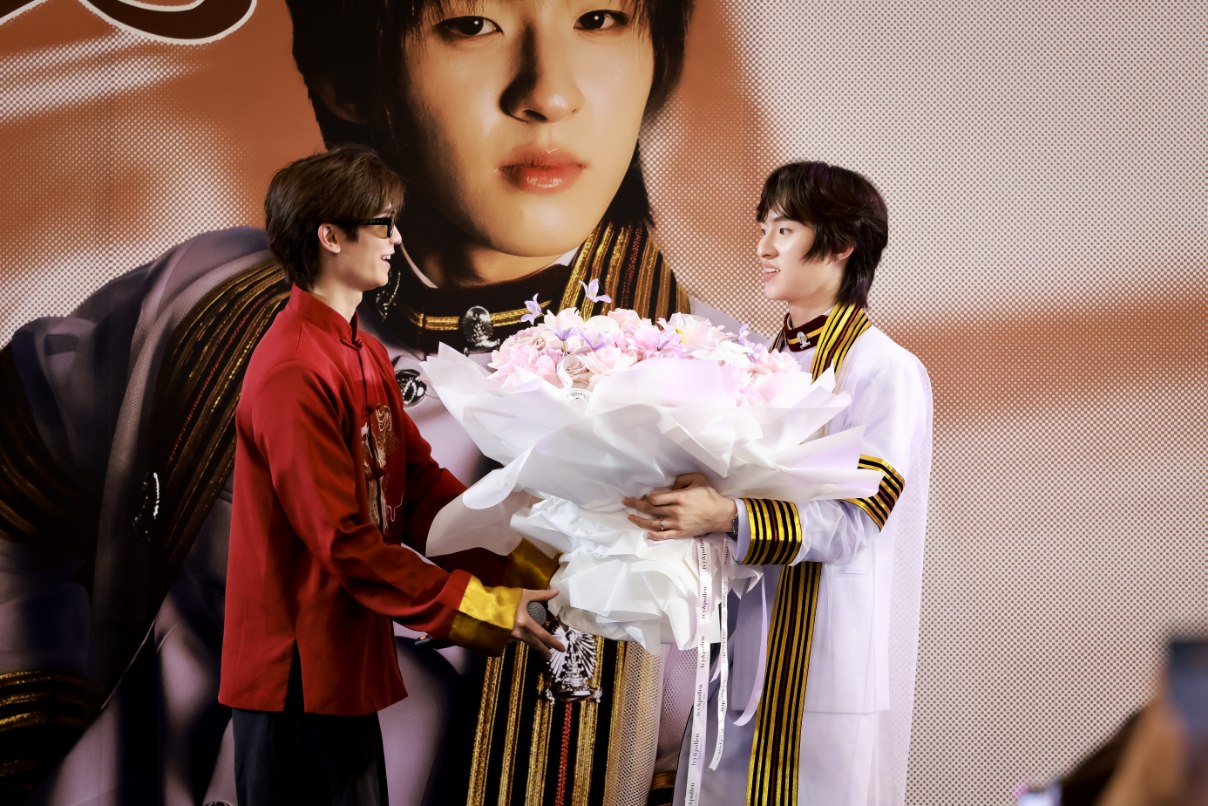 IMG 8965 ภาคภูมิใจ “ก้อง ก้องภพ” บัณฑิตวิศวะจุฬาฯ โทมัส พร้อมแฟนคลับกว่า 1,500 คน ร่วมยินดี
