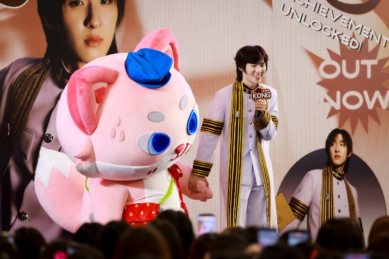 IMG 8977 ภาคภูมิใจ “ก้อง ก้องภพ” บัณฑิตวิศวะจุฬาฯ โทมัส พร้อมแฟนคลับกว่า 1,500 คน ร่วมยินดี