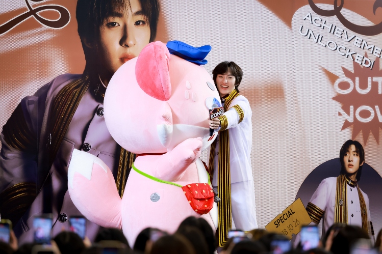 IMG 8978 ภาคภูมิใจ “ก้อง ก้องภพ” บัณฑิตวิศวะจุฬาฯ โทมัส พร้อมแฟนคลับกว่า 1,500 คน ร่วมยินดี